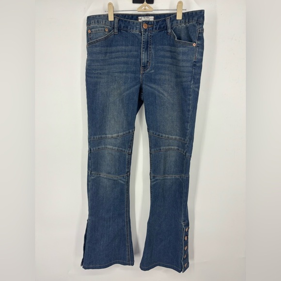 NWOT Free People Mid-Rise Button Hem Flare Medium Blue Jeans 30 - Picture 1 of 4